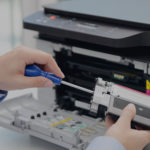 Hombre reciclando un tóner para impresora